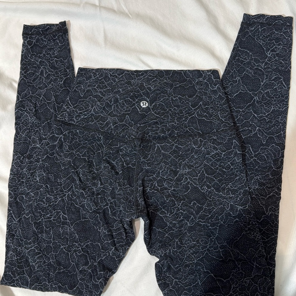 Black Lace/ Mountain Pattern Lululemon 25” Align Leggings | 6